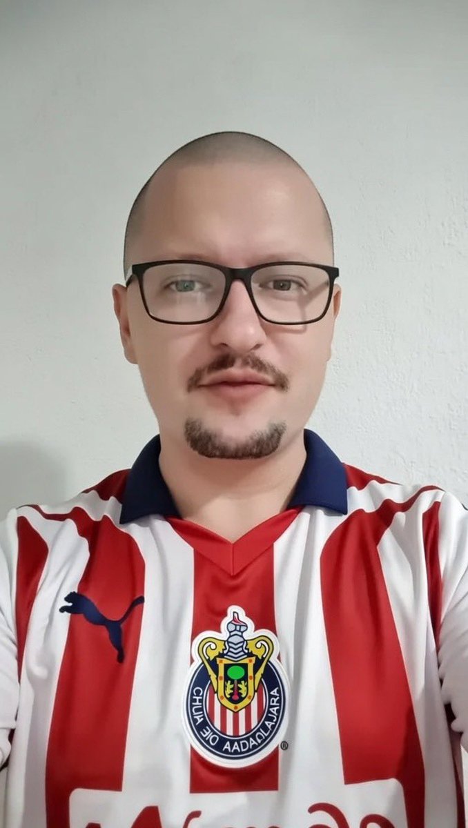 rxlphbianchi's tweet photo. Si este fan del United que prometió cortarse el cabello tras cinco victorias consecutivas fuera de las Chivas, tendría su corte así: https://t.co/E2tbZA5fIx