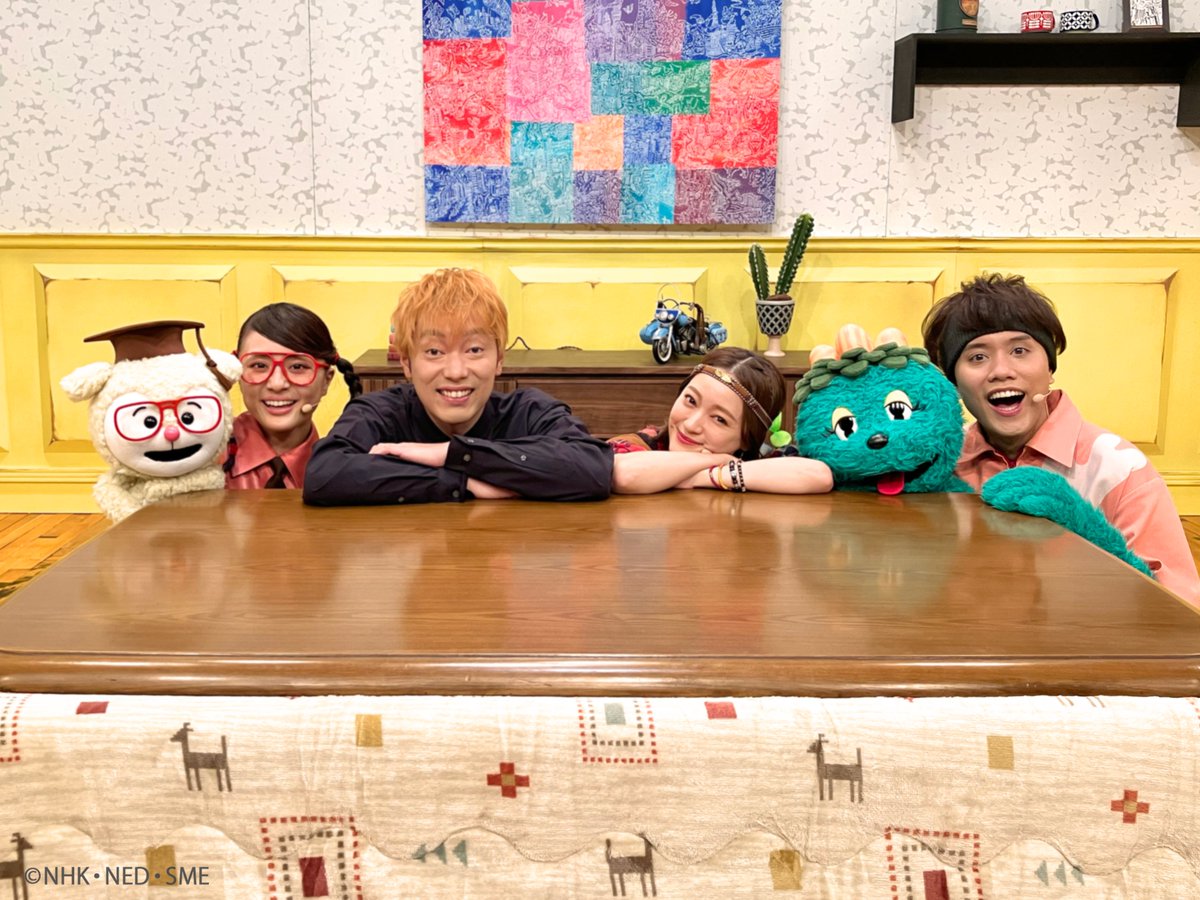 thewakeybase's tweet photo. みんな、Awakey〜！
／
きょうは【コントライターズ】の
「コタツはいいきもち」を放送！
＼

今回のコントライターは、わらふぢなるおのふぢわらさん（@warafudi）だよ！
ぬくぬくのコタツには、ついつい吸い込まれちゃうよね～。

お部屋に飾られていたのはヘラルボニーの鳥山シュウさんの「ひろがる」でした。
細やかで緻密な線が魅力的だよね。
https://t.co/aILpluznLi

見逃した人は、Eテレ夕方5:10からの再放送をチェックしてね！

#ウェイキー #TheWakeyShow
#コントライターズ #わらふぢなるお #ヘラルボニー