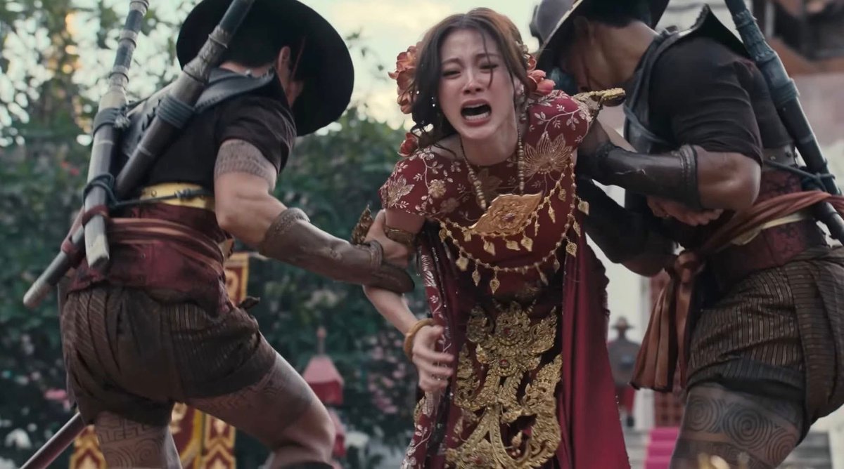 watchnwritefilm's tweet photo. ��่าจะตีความใหม่เป็นเมืองสมมติไปเลย ชุดแต่งกาย สภาพบ้านเมือง เน้นอิงจากไทยแน่ ๆ หละแต่ผสมผสานมิกซ์แอนด์แมตช์ยุคนั้นยุคนี้เข้าด้วยดัน เน้นความสวยปัง น่าดูมากกก

#เพลิงพระนาง #ดูไทยหนำใจที่Netflix https://t.co/OvbiULZeM7