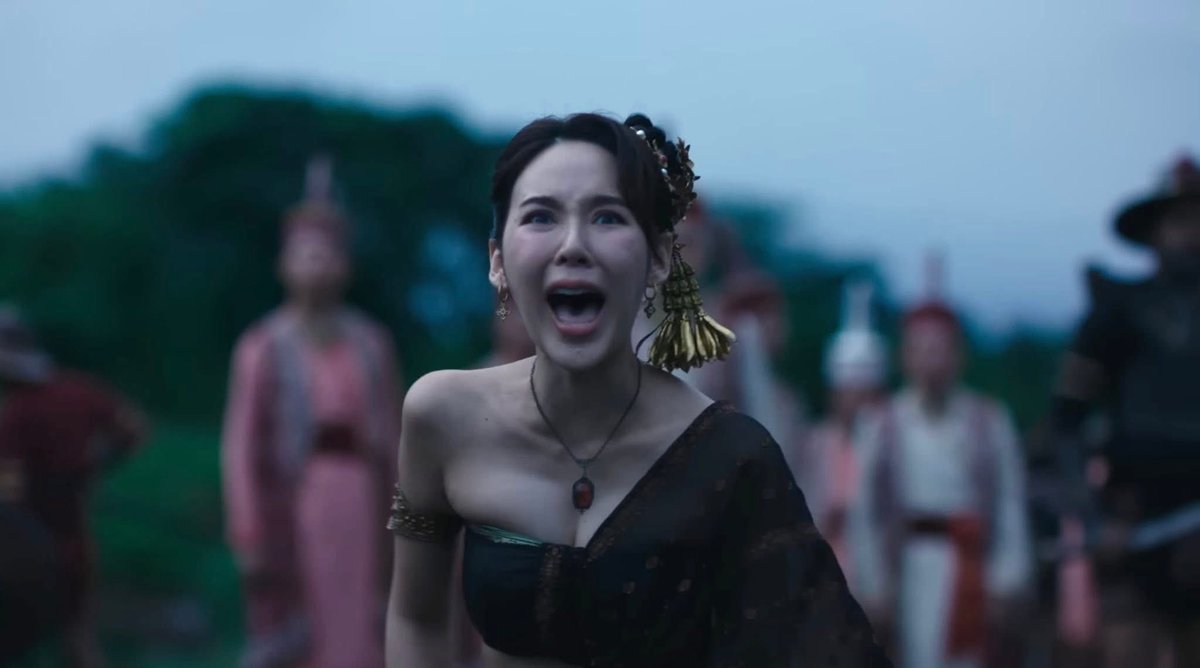 watchnwritefilm's tweet photo. ��่าจะตีความใหม่เป็นเมืองสมมติไปเลย ชุดแต่งกาย สภาพบ้านเมือง เน้นอิงจากไทยแน่ ๆ หละแต่ผสมผสานมิกซ์แอนด์แมตช์ยุคนั้นยุคนี้เข้าด้วยดัน เน้นความสวยปัง น่าดูมากกก

#เพลิงพระนาง #ดูไทยหนำใจที่Netflix https://t.co/OvbiULZeM7