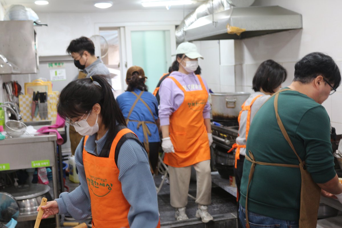 오늘은 더행보.그대로봉사단의 정기봉사입니다

날이 추운데도 어르신들이 많이 오셨어요,밥을많이 했는데도 모자랐네요

오늘은 잡곡밥. 아욱된장국. 해물야채볶음(팔보채).호박전.깻잎전.군만두탕수육

.무생채. 감사합니다