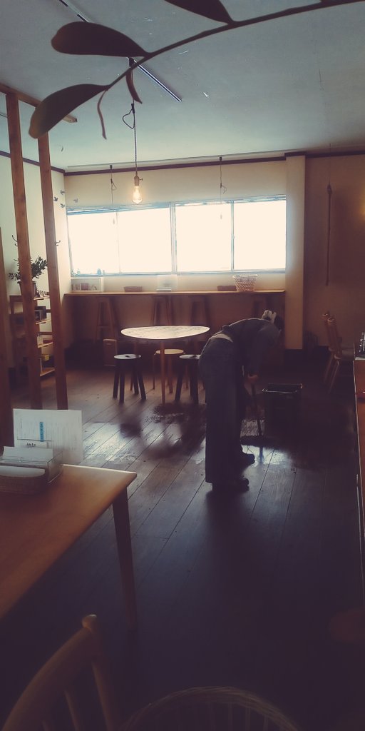 わあー
お客様ゼロデーか？
バイトの大学生と床掃除をしているよ。

ヤヴァイアサンがヤバ過ぎるので、土曜の昼に清めておるのだ！

メシアさまー　たーすーけーてー！