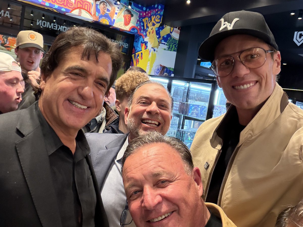 ButchStearns's tweet photo. JACKPOT! Tonight in San Fran. Grand opening of latest Cardvault by @TomBrady store next to @OracleParkSF @SteveDiFillippo @ocktalks @rachelkellertv @KevinBoston25 @ShiriSpear @VickiGrafWX @Michael_Pitts25 @KerryKavanaugh @mraimonditv Willie McGinest here too https://t.co/fhwlNPmXdB