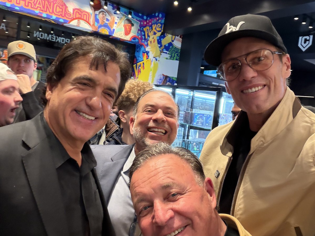 ButchStearns's tweet photo. JACKPOT! Tonight in San Fran. Grand opening of latest Cardvault by @TomBrady store next to @OracleParkSF @SteveDiFillippo @ocktalks @rachelkellertv @KevinBoston25 @ShiriSpear @VickiGrafWX @Michael_Pitts25 @KerryKavanaugh @mraimonditv Willie McGinest here too https://t.co/fhwlNPmXdB