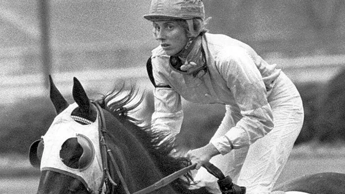 blindadosalas1's tweet photo. #Hipismo #RecordarEsVivir El 07/02/1969 DIANE CRUMP 🇺🇸 debutó en #Hialeah Hizo historia como la primera fémina sobre un purasangre. Meses más tarde (03/08/1969) visitó #LaRinconada junto a BARBARA JO RUBIN.
CRUMP falleció el pasado #01Ene a causa de un cáncer cerebral. https://t.co/20DmamIttj