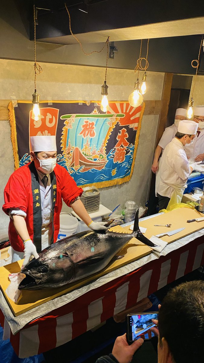 omitaka's tweet photo. 昨夜はSakeBaseの新店舗さけべーす　はなれのオープニングセレモニーでした。

何と豪華にマグロの解体ショー！

抜粋された素晴らしいお酒とマグロに舌鼓を打ちました。

今日から正式にオープンです✨

#sakebase #西千葉 https://t.co/hQqfDRPQ2J