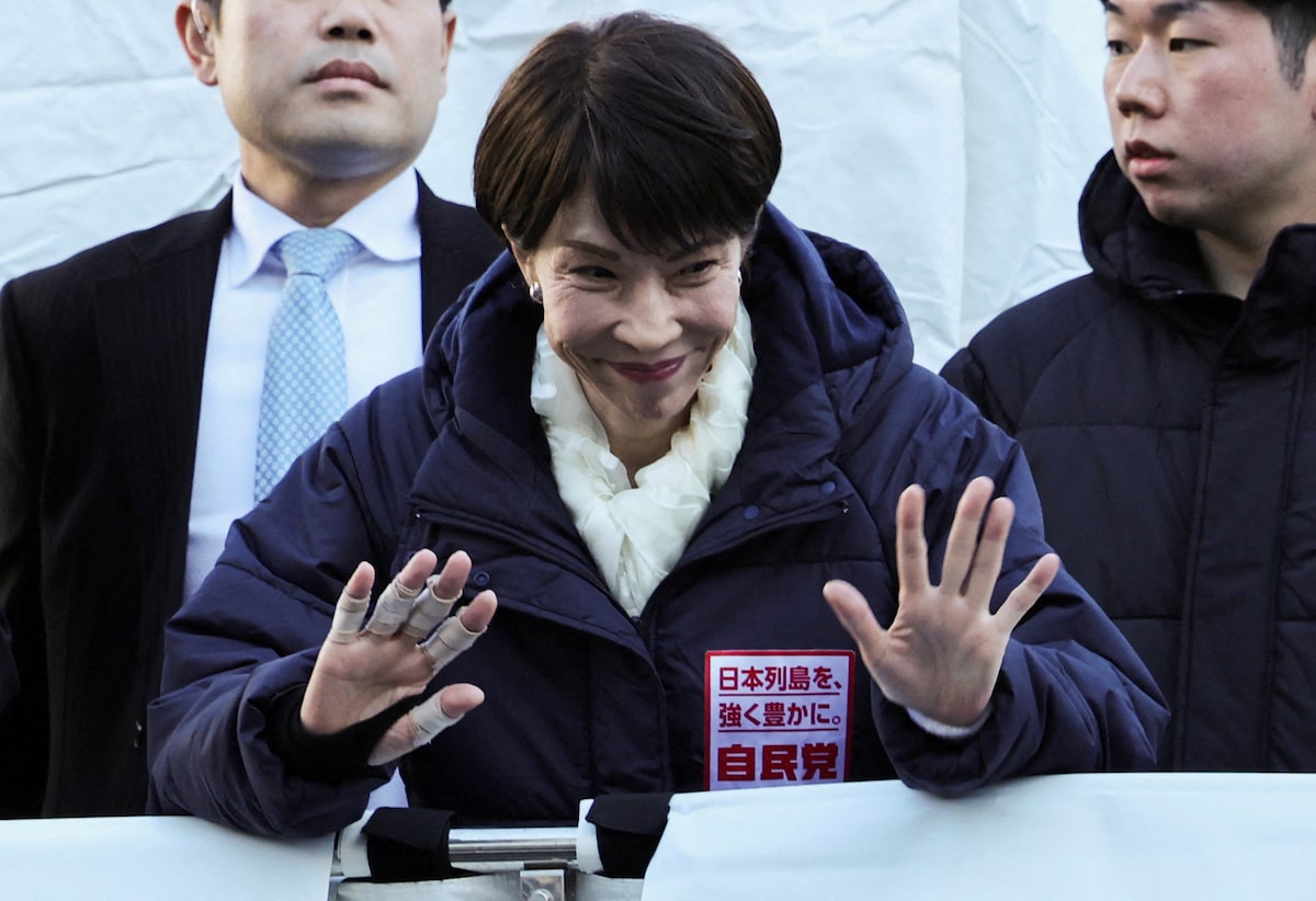 ShineShadowNews's tweet photo. 🚨🇺🇲🇯🇵 Trump Backs Japan's Iron Lady!

As Japan barrels toward its February 8 election, President Trump NAILS it: endorsing Prime Minister Sanae Takaichi as a "strong, powerful and wise" leader CRUSHING globalist chains. 

Her unapologetic nationalism—ramping defense to 2% GDP, vowing military muscle against China's Taiwan threats—mirrors Trump's America First roar. 

Ditching sales taxes on food, she's battling economic woes head-on, DEFYING Beijing's boycotts. 

No more weak-kneed alliances; Takaichi's HAWKISH revival fortifies sovereignty, arming Japan against regional TYRANTS.

Vote Conservative, Crush Globalism!