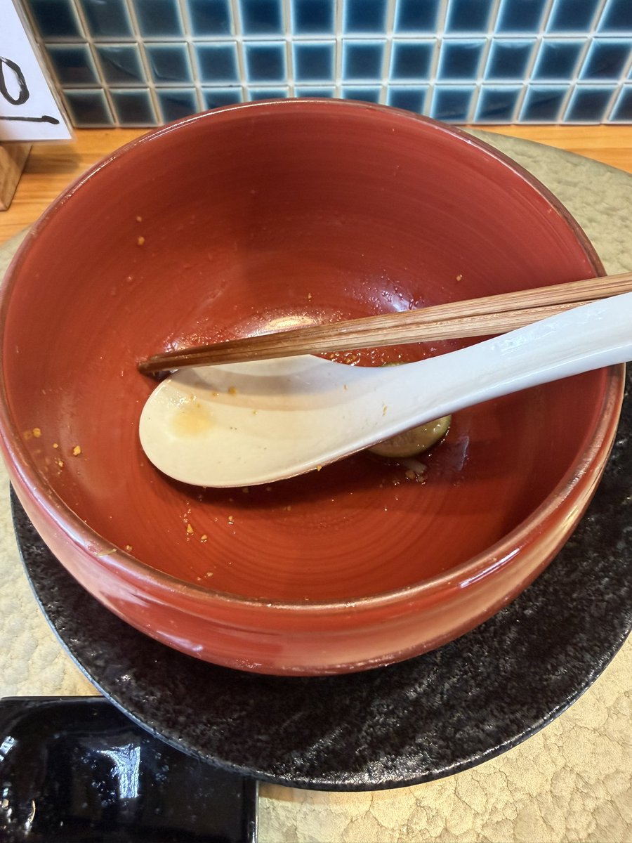 鳴神食堂さん^_^
期間限定蕎麦『甘鯛と菜花』😋
春を感じる美しいﾋﾞｼﾞｭ🤩
甘鯛真鯛ﾉﾄﾞｸﾞﾛetc.鮮魚出汁に炒め葱が香る醤油ｽｰﾌﾟ美味っ😍
ﾂﾙﾓﾁの平打ち麺大好き💕
ｻｸｻｸ甘鯛の鱗揚げ､菜花お浸し、辛子卵黄そぼろ､和の装いは流石
淳二さんの真骨頂ですね🤗
ごちそうさまでした♪