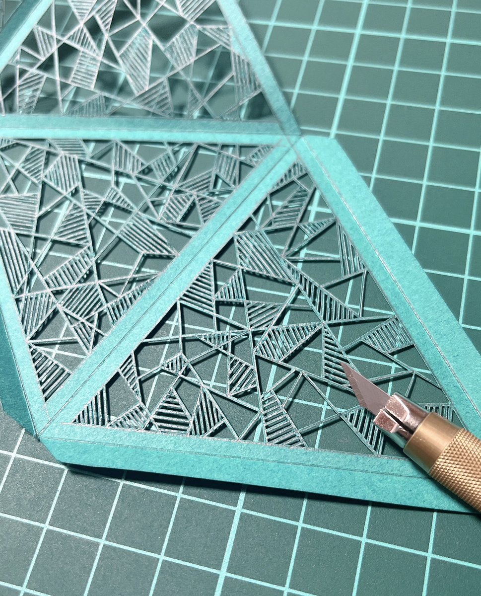 diveai's tweet photo. できた！
立体切り絵を作っている方を見て、いつか作ってみたいと思ってて、やってみた！
かわいい

#切り絵 #kirie 
#立体切り絵 https://t.co/lnO1RMpezm
