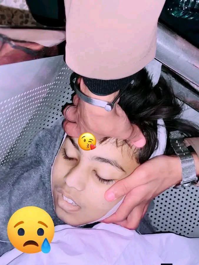 ReshamSaleem3's tweet photo. ماں کو کیا پتا تھا کہ اس کا معصوم بیٹا مسجد سے جنت میں چلا جائے گا🥹 https://t.co/QTK9FGvFPw