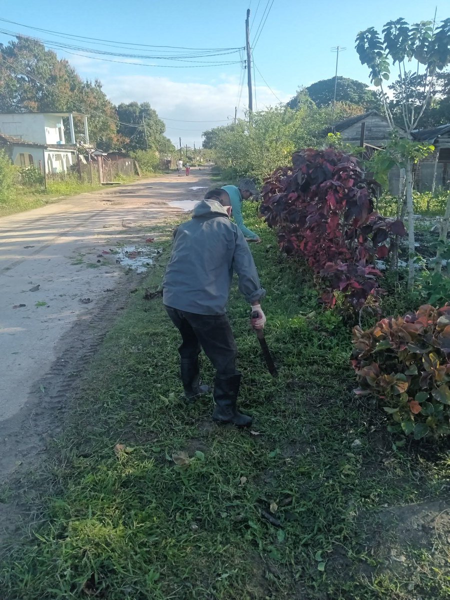 Como cada viernes en #CiegodeÁvila, se desarrolla cambio de labor por parte de entidades en función de la higiene comunal.#Cuba