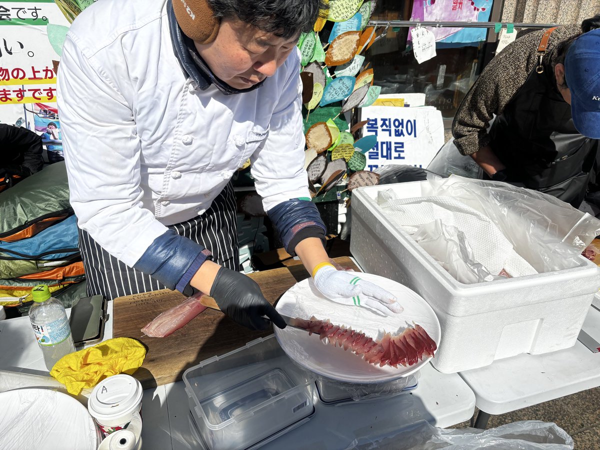 진수 동지 회 썬다!!!!
진수 동지 “얼마만에 생선을 썰어 보는지 모르겠다.”