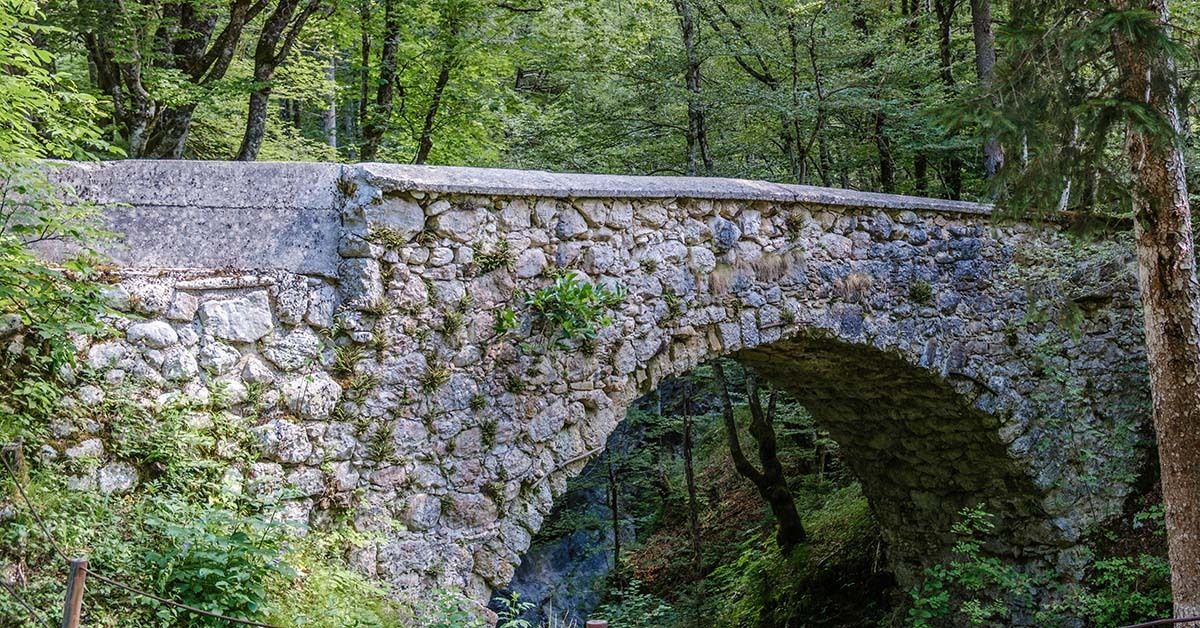 forward_change's tweet image. Devils Bridge
buff.ly/MIW2trW 
Devil’s Bridge spanning the Mostnica Gorge in Slovenia, a historic stone arch surrounded by dense forest in Triglav National Park. Over 200 years old.
#forest #devilsbridge #stockphotos #alps #slovenia #mostnicaGorge