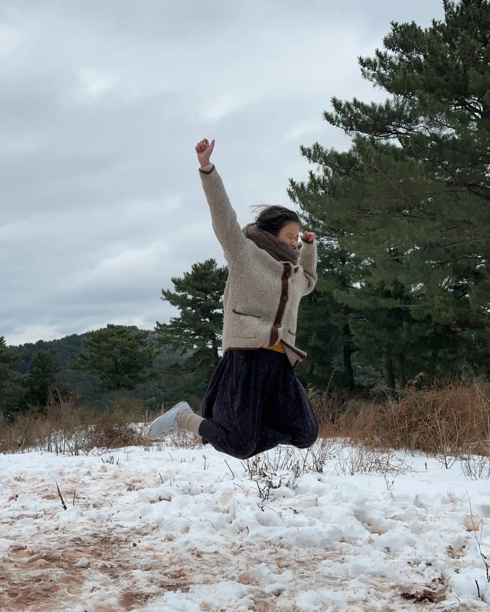 iuedelweiss's tweet image. IU jumping after wrapping up filming

Perfect Crown                                  WLGYT
Dream                                                 Broker