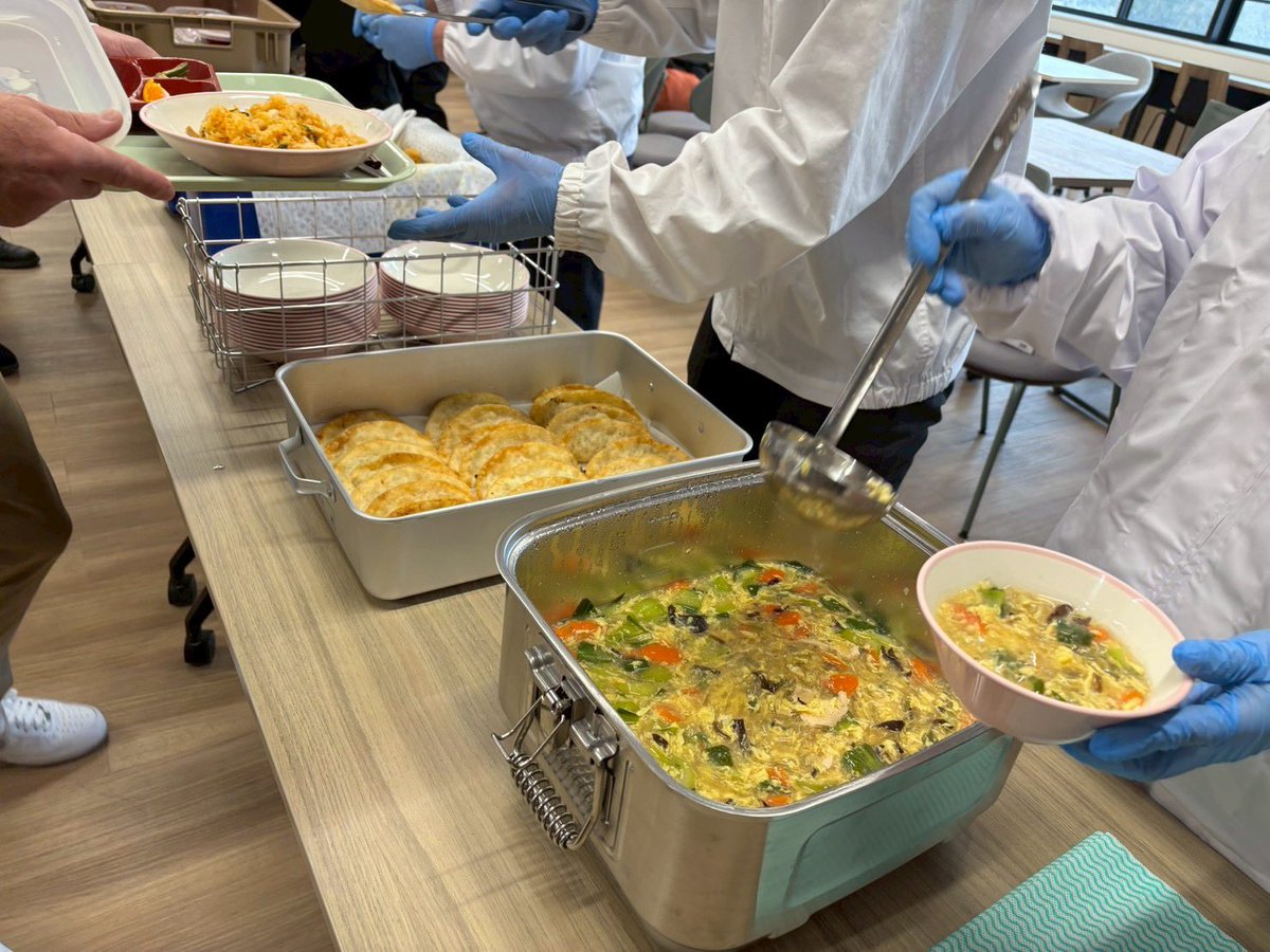 teppei_maruyama's tweet photo. 【温かい中学校給食】【公約実現へ】

今年4月から実施予定の #保温食缶方式 による #温かい中学校給食 の試食会を行いました。大変美味しく、各中学校で喜んでいただけると思います。

さて本事業は、市長就任後「一丁目一番地」として取り組んできた政策です。このスピード感で実施ができることを嬉しく思うとともに、ご尽力いただいた関係各位、そしてご理解と後押しをいただいた市議会の皆様に感謝します。

思い返せば、私が中学生の頃には給食そのものがありませんでした。その後、保護者の皆様や学校関係者、行政が力を合わせ、弁当併用外注方式での給食がスタートし、改善を重ねてきました。こうした過去からの積み重ねの延長線上に、今回の「温かい給食」があります。

「当たり前」の反対語は「有難い」です。私たちが生活の中で、何気なく口にしたり、利用している���のの全てに支える方々がいます。その背景に思いを致すことなく、結果を当然視し注文を重ねるのではなく、感謝とともに、現実の課題に対してどう前に進めるかを考え、そして実際に汗をかいて行動することが大切です。

生徒の皆さんには、温かい給食を大いに楽しみ、より充実した学校生活を送っていただき、食事を含めたすべてのことへの感謝の気持ちを忘れず、健やかに成長してくれることを願います。

#丸山哲平
#国分寺市長
#国分寺 #国分寺市