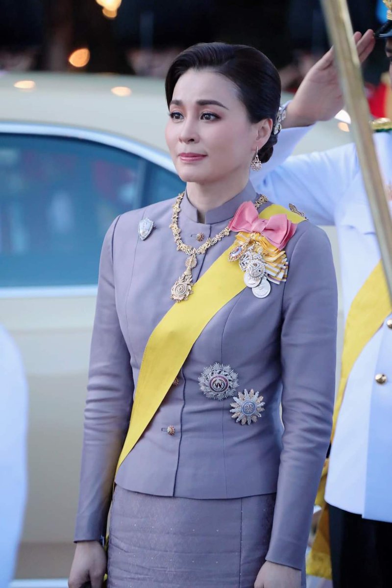 HupzdNM9qWxEwUq's tweet image. ทรงพระเจริญ