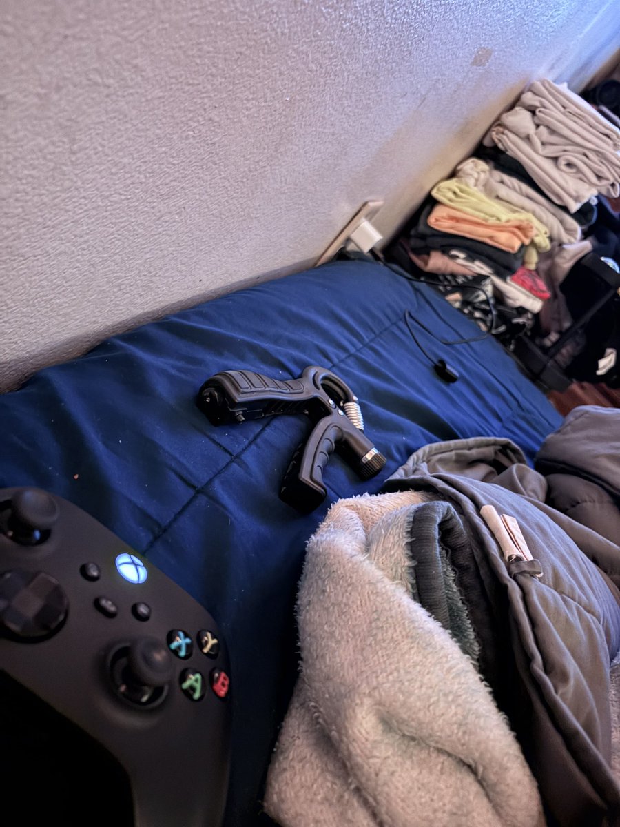 LilMuz69's tweet photo. all i do is game gym smoke https://t.co/kSdxmI8qg1