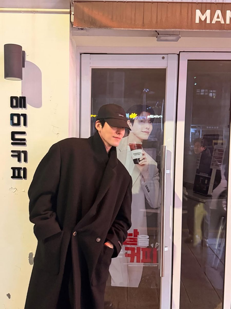 stranger_wb's tweet image. 김우빈 얼굴 곧 까먹겠어,,,🫠  #웁스타그램 #김우빈