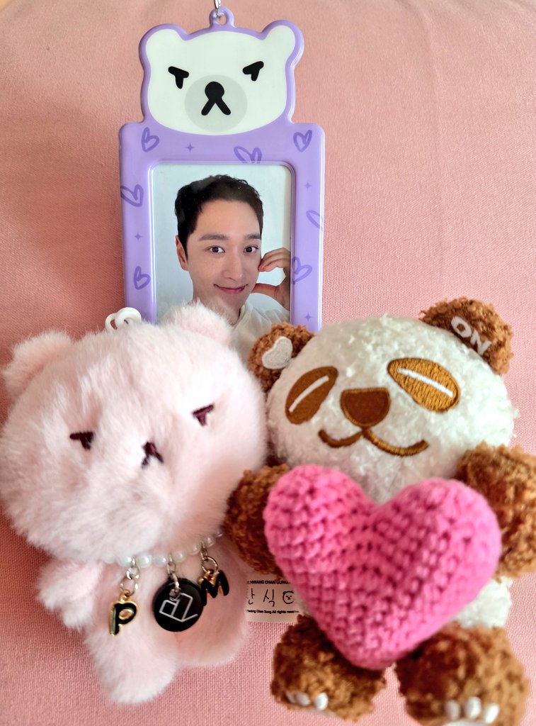 2BBOHYEON's tweet photo. 낼 막내오빠 생파에 나랑 같이갈
찬식이랑 뽀글이판케이.. 
벌써 설레는걸~

#Lucky_ChansDay #황찬성 #황배우 #엘줄라이엔터테인먼트 #투피엠 
#ljulyent #2PM #CHANSUNG https://t.co/bR6VGyLvsB