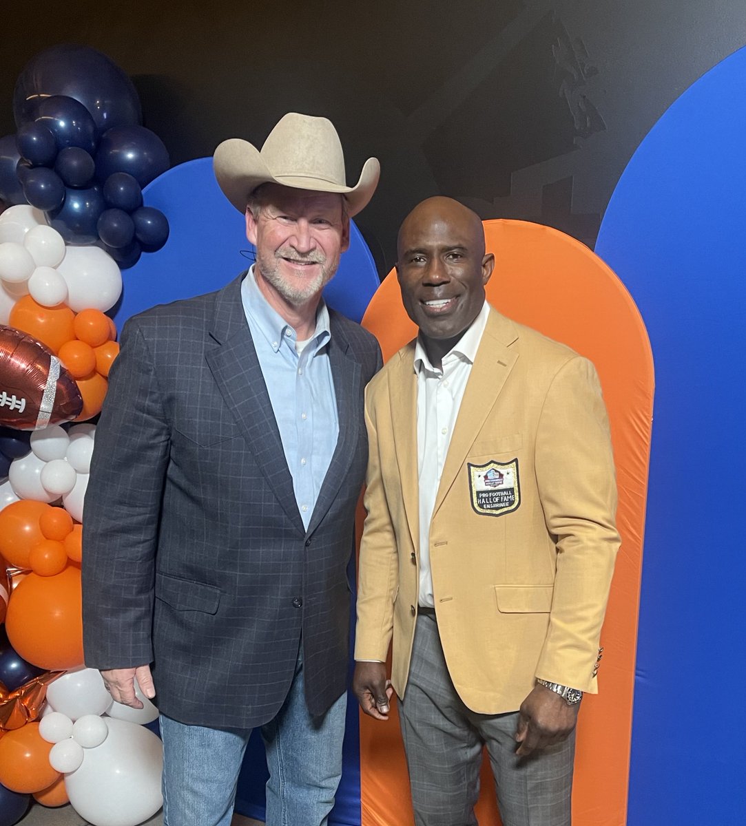 MJBuffsVoice's tweet image. One of these guys is one of the greatest RB’s in NFL history, one isn’t! Great to share the stage with HOFer ⁦@Terrell_Davis⁩ tonite at an FCA event! ⁦@Broncos⁩ ⁦@CUBuffsFootball⁩ ⁦@CUBuffs⁩ ⁦@KOAColorado⁩ ⁦@CURadioNetwork⁩ #Jesus 🏈🐴🎙️🙏❤️