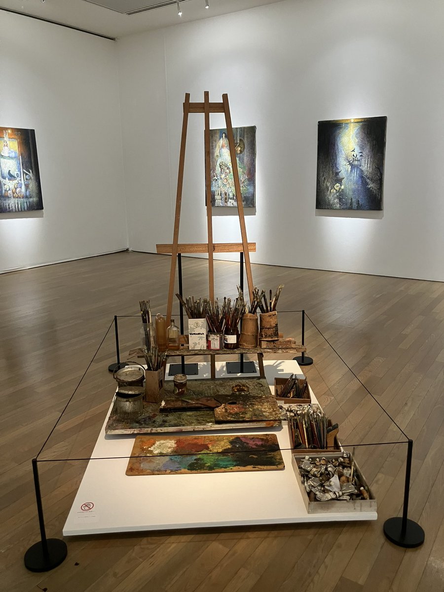 uemurarika's tweet photo. ハンセン病療養所の3畳にも満たないアトリエで、89歳の今も絵筆を握り続ける一人の画家、#山本一雄 さんの初の本格的な個展が岡山 #奈義町現代美術館 で開かれています。

一人の学芸員の熱い思いで実現した展覧会です。記事書きました。 
https://t.co/Y4uMYiWC42 https://t.co/5XM5JPjdOB