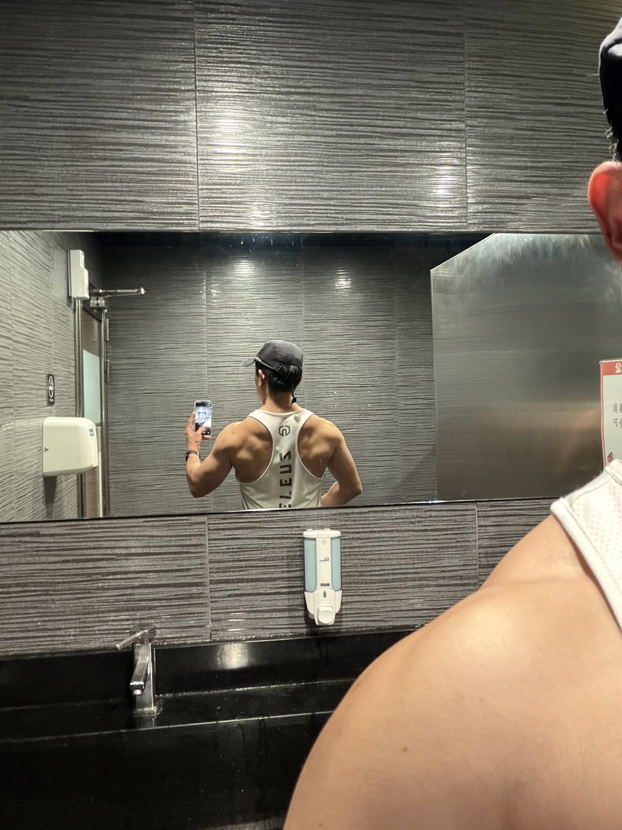 lnwron19's tweet photo. 感冒剩下不斷的咳嗽
每次生病都會啊雜
我這是什麼殘破不堪的身體

時不時牙起來的下背慢性發炎
感冒就會被攻擊的肺慢性阻塞
會變嚴重的慢性鼻竇炎
好喔！破破爛爛
還好還有健身可以替我縫縫補補

#健身 https://t.co/XIcRgmpNMN