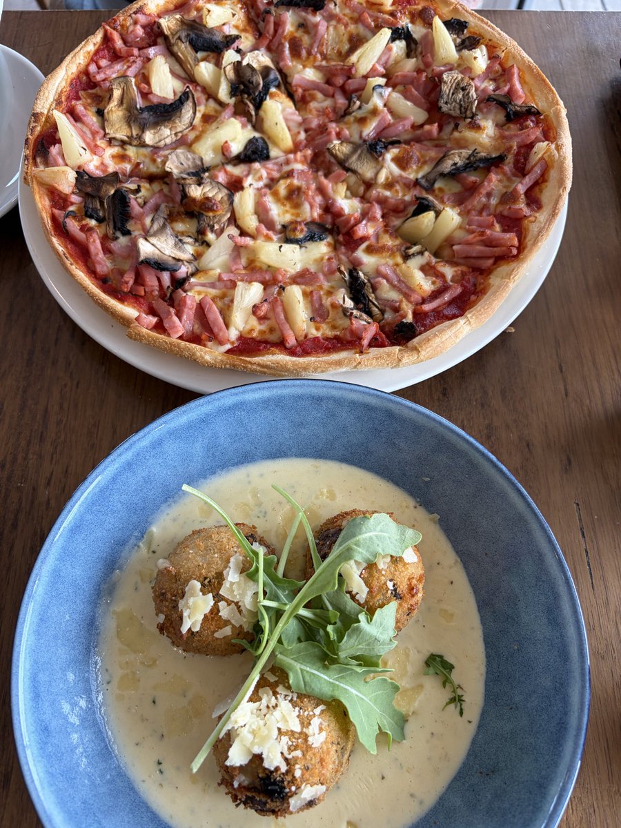 Chan3Judy's tweet image. What a great day!! Lots of errands done…lunch with the hubby. And how good that pizza 🍕 tasted. Enjoy your day n’ make the most of it. Peace, love n’ hugs to you friends #summer🌼 #cheerstotheweekend #sliceday #🌼❤️ 🌊☀️