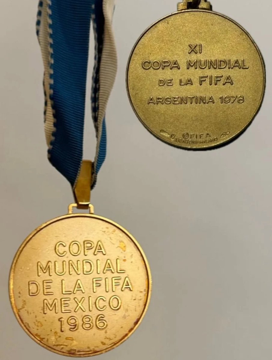 Las medallas del Mundial 1978 y 1986 que subió Passarella a las redes sociales.

Es el único jugador de la Selección Argentina que ganó 2 Mundiales.