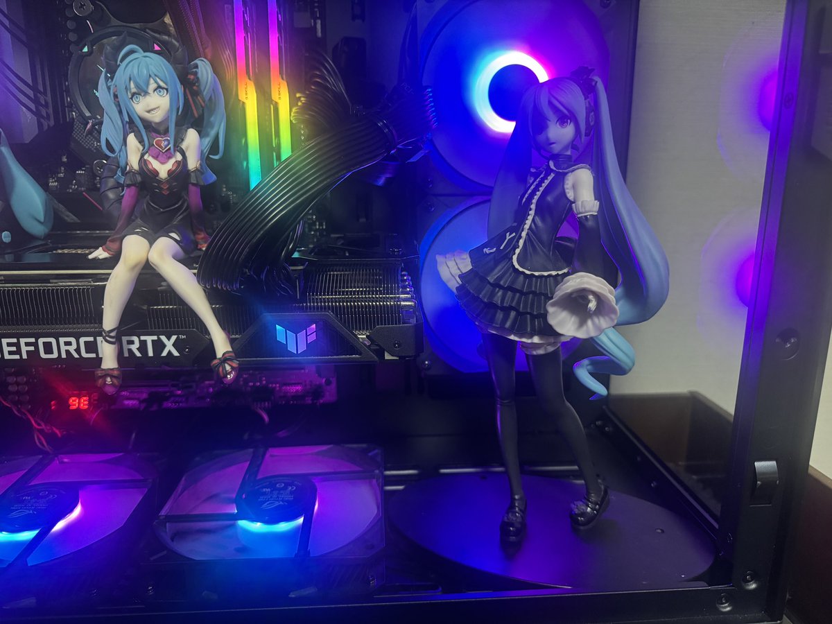 LEDライト付きの
高級フィギュアケース
買いました！