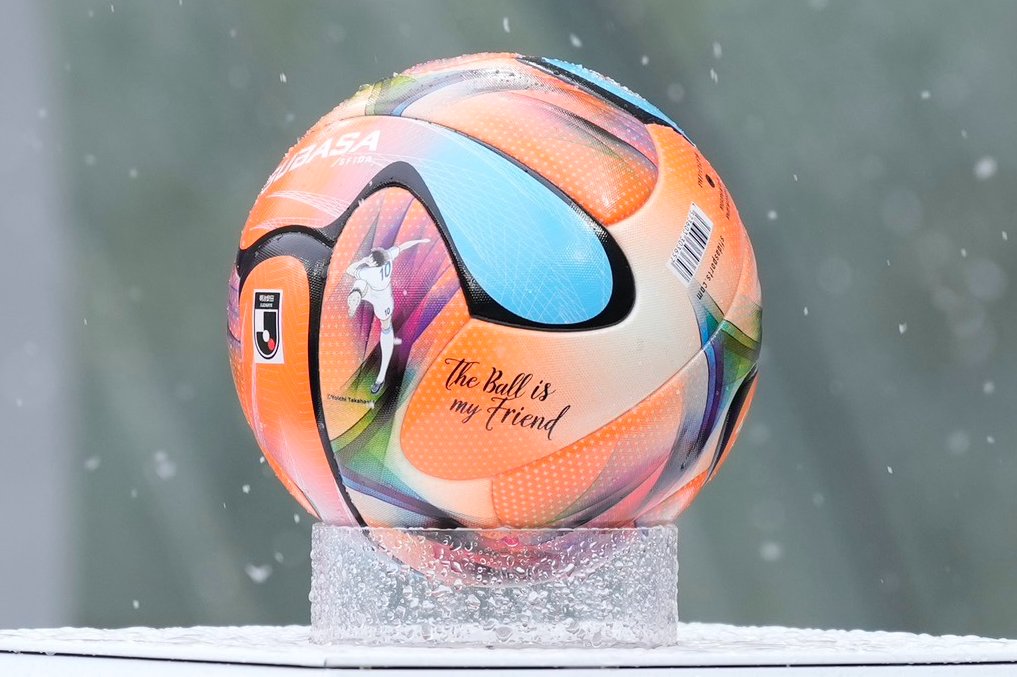 開幕戦でいきなりカラーボール⚽️🎨

千葉と浦和の一戦で使用😳

FC東京と鹿島の
味スタにもカラーボールが用意されました🏟️

📷：増田美咲

#Jリーグ