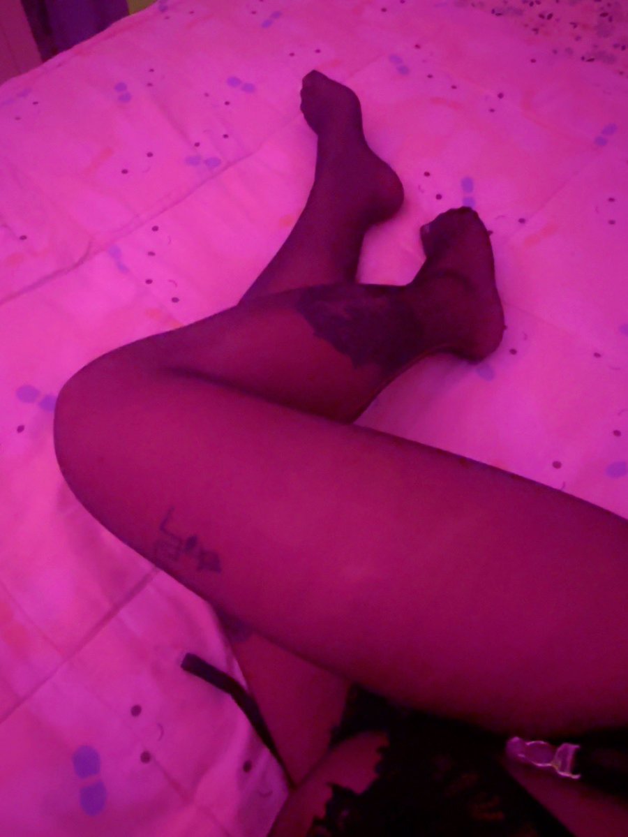 黑丝骚母狗 等公狗来舔👅
#黑丝 #검스 #足交 #臭黑丝 #풋잡