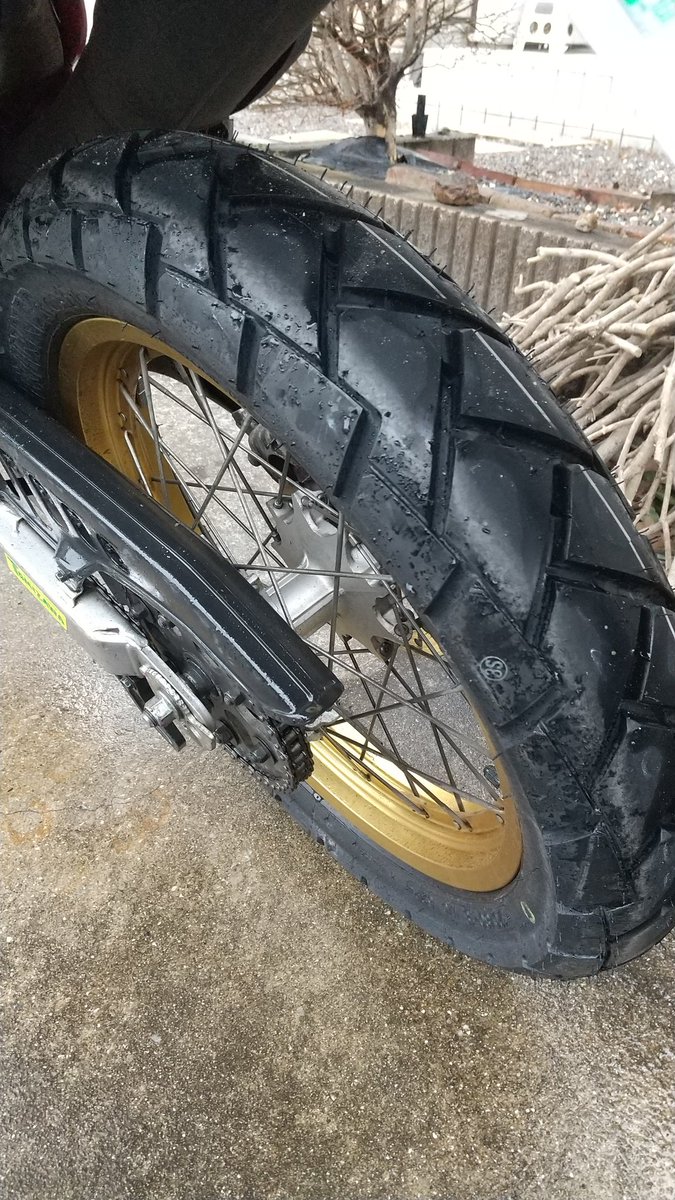 utagedesuka's tweet photo. セロー備忘録
15662㎞で2回目タイヤ交換
初のオンロードタイヤIRC GP210
前回6536㎞で今回はオフタイ病発症しゆっくり走ったり休日あまり乗れずに9126㎞乗れたが普段勿体無いが出て仕方ないのでオンロードにしてみた
雪の降る中お店に行ったから帰り道積もってなくてよかった https://t.co/5eYLEG9fUG