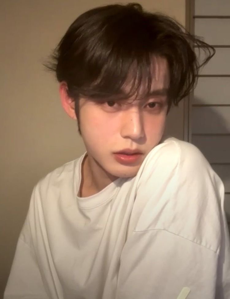 jiwoongiez's tweet image. you like that male idol cause he looks like a girl!