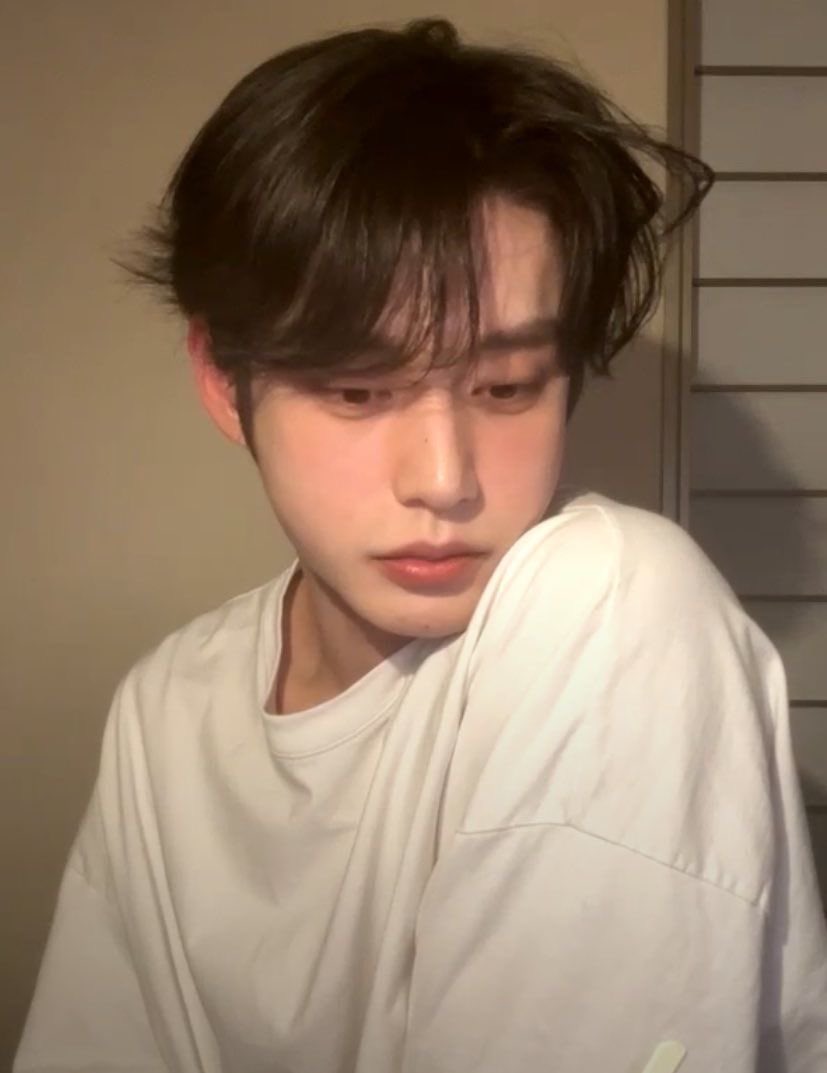 jiwoongiez's tweet image. you like that male idol cause he looks like a girl!