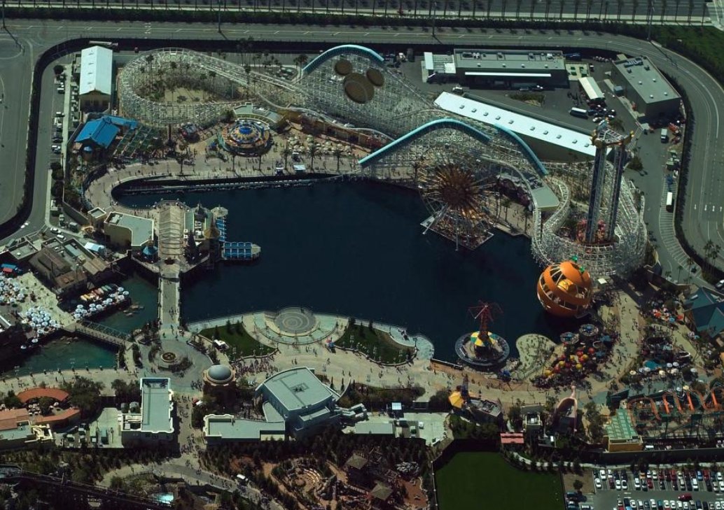 To commemorate Disney California Adventure's anniversary, here are some aerial views of it shortly after opening (March, 13, 2001)