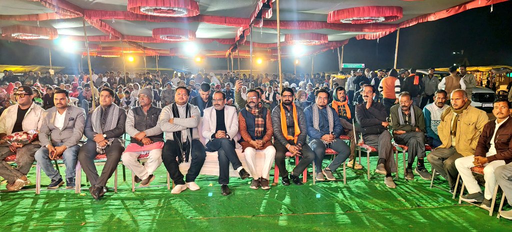 PrinceM46155115's tweet photo. लवकुशनगर के मेला ग्राउंड में बुंदेली दर्पण चैनल द्वारा आयोजित बुंदेली सिंगिंग स्टार कार्यक्रम में राजनगर विधानसभा के लोकप्रिय विधायक बड़े भैया @ArvindPateriyaa जी के साथ सम्मिलित हुआ...!! https://t.co/d0Gx7qxGjx