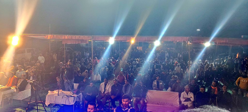 PrinceM46155115's tweet photo. लवकुशनगर के मेला ग्राउंड में बुंदेली दर्पण चैनल द्वारा आयोजित बुंदेली सिंगिंग स्टार कार्यक्रम में राजनगर विधानसभा के लोकप्रिय विधायक बड़े भैया @ArvindPateriyaa जी के साथ सम्मिलित हुआ...!! https://t.co/d0Gx7qxGjx