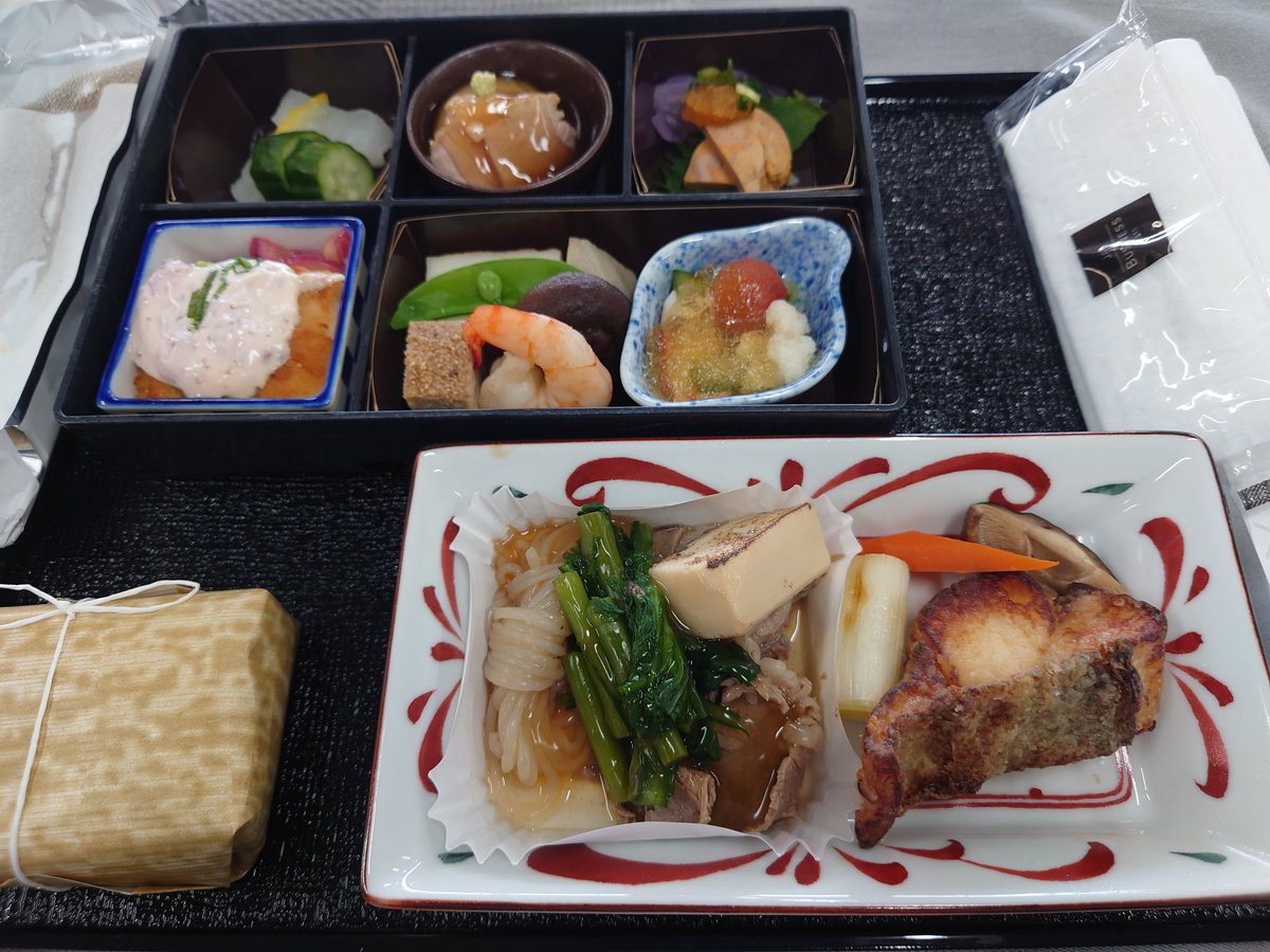 trip_PINA's tweet photo. 予約が取れたため、JALスカイミュージアムのツアーに参加。
念願のJALサブチャンの銀の盾も見ることができました！
恥ずかしながら、初めてJALの機内食を堪能。
すべて美味しく、シメのコーヒーとデザートで仕上がりました！☕
施設や倉庫の見学楽しかったです。
#JALサブチャンネルはじめました
#JAL https://t.co/gwInhf7Rrw