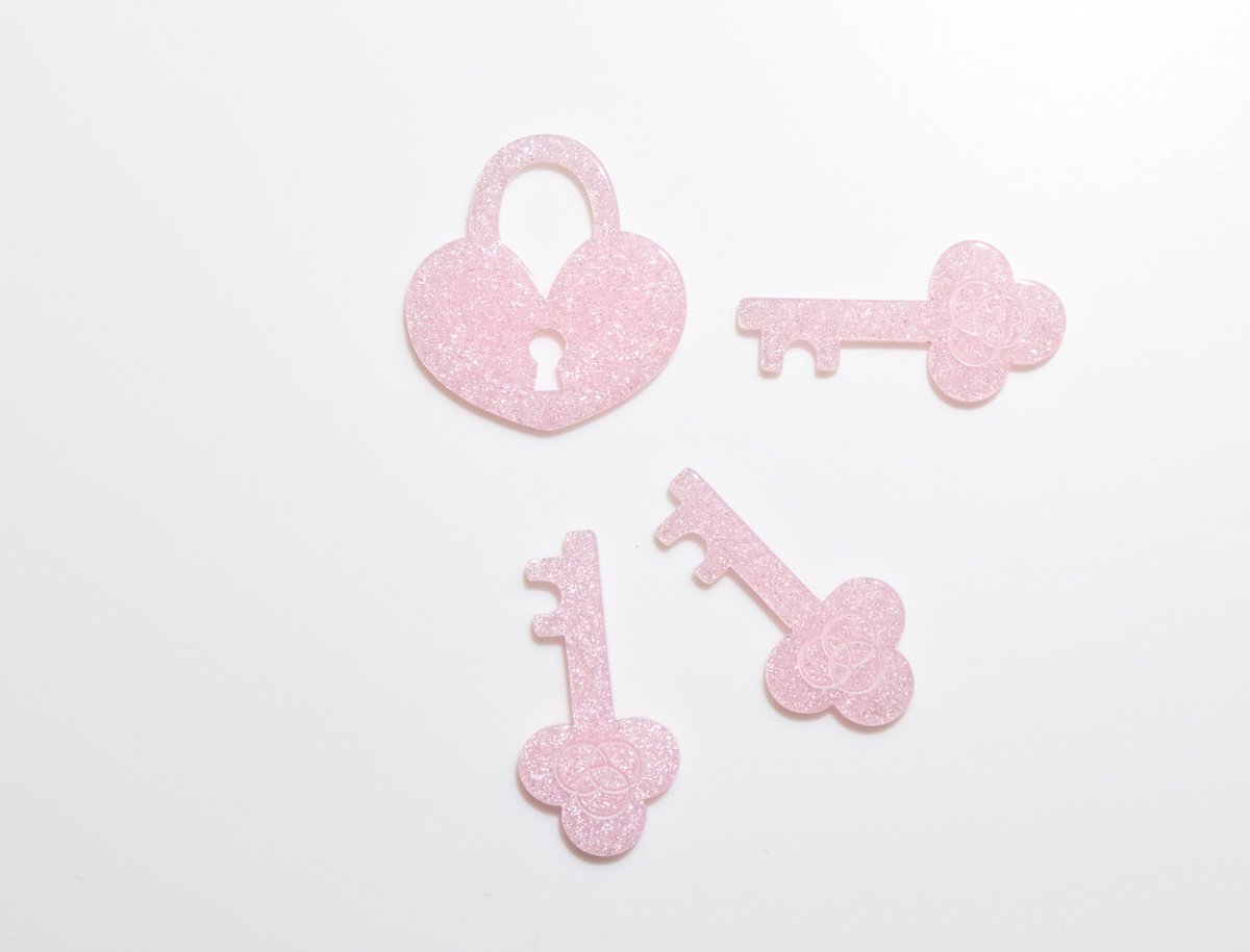 ハート型の南京錠と鍵のパーツ🔒 ピンク色のラメがみっちり詰まった