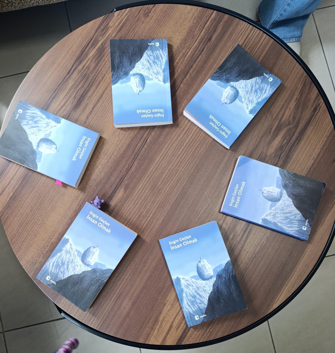 📚 Okuyan Muallimler Projesi 
Ömer Osman Çağlayan Ortaokulu öğretmenleri olarak Ocak ayı kitabımız olan Engin Geçtan’ın “İnsan Olmak” adlı eserini değerlendirmek üzere bir araya geldiler.
Eser: İnsan Olmak
Yazar: Engin Geçtan
📌 Katılım sağlayan öğretmenlerimize teşekkür ederiz.