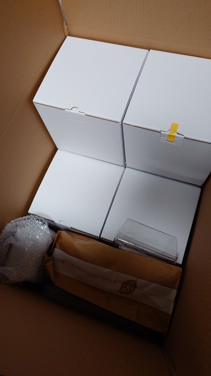 bonjirihouse's tweet image. 送った荷物が見つからなーーい！！
どなたか一緒に持って行ってしまったりしてないでしょうか！？
トップに白い粘着テープで［ぼんじりハウス］って書いてある茶色いダンボールです！
中身こんな感じです！！

売り物全てここに！！！
 #ワンフェス
 #ワンフェス2026冬