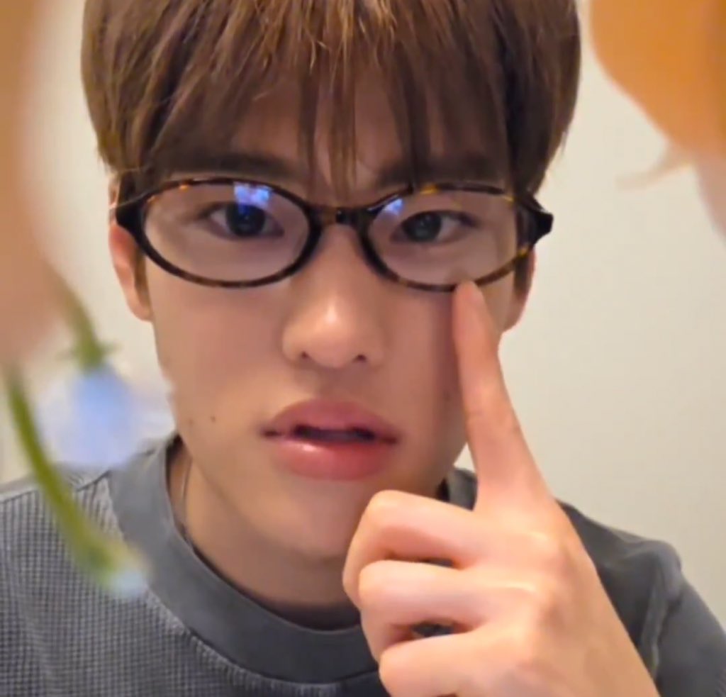 252clO's tweet photo. 오늘 소희 바지입니다😮 https://t.co/0dZBdNZcFH