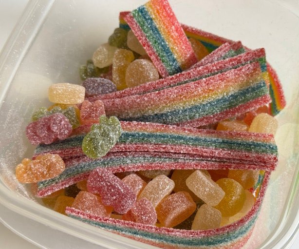 젤리얼먹 너무 하고싶어서
어제 릴스 백개봄

비추하는거, 질기다는거 다 거르고 걸러서
맛있다는것만 추려봄

딸기알맹이(코로로젤리도 맛있을듯)
하리보 사운드큐브
츄파츕스 사워벨트
츄파츕스 게코
트롤리 애플팝스
사우어 롤더벨트
히치스 사우어 드라헨
하리보 애플훕스
츄파춥스 플러피 판다