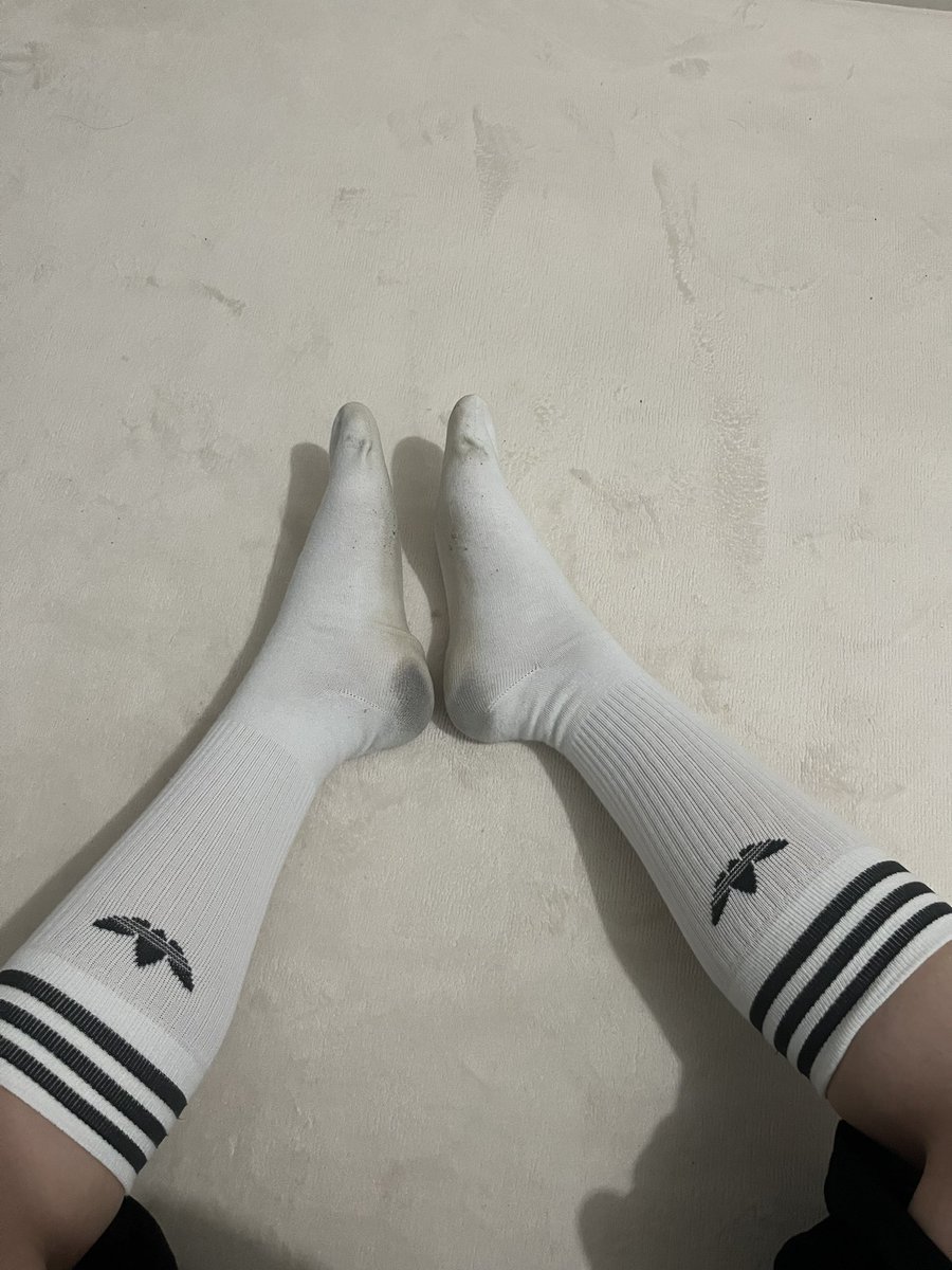 socks_oilm's tweet photo. 厚底靴を履いたら足底だけ真っ黒になった。
部屋の中が靴下の匂いでプンプンしてる

#靴下 #白靴下 #足臭 #足臭い 
#靴下フェチ #ソックスフェチ #臭いフェチ https://t.co/9jITDPUidk
