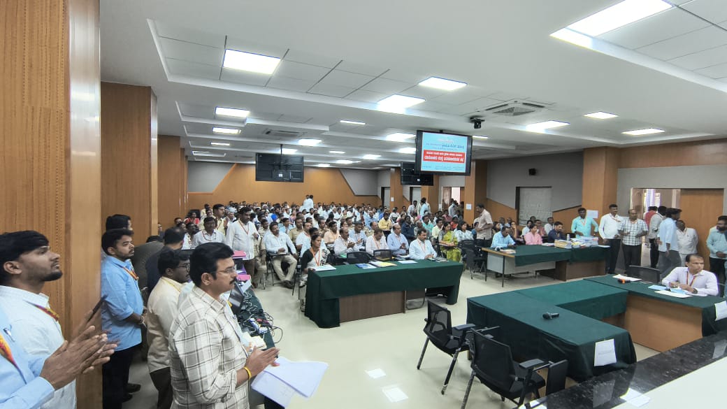 ಇಂದು ಸಾಮರ್ಥ್ಯ ಸೌಧ,ಚಿಂತಾಮಣಿ ತಾಲೂಕು,ಚಿಕ್ಕಬಳ್ಳಾಪುರದಲ್ಲಿ  ನ್ಯಾಯಮೂರ್ತಿ ಶ್ರೀ ಕೆ.ಎನ್.ಫಣೀಂದ್ರ ಮಾನ್ಯ ಉಪ ಲೋಕಾಯುಕ್ತರವರ ಅಧ್ಯಕ್ಷತೆಯಲ್ಲಿ ಶ್ರೀ ಪ್ರಭುGಮಾನ್ಯDC,ಶ್ರೀ ಡಾ//ನವೀನ್ ಭಟ್Y IAS CEOzp,ಶ್ರೀ ಕುಶಾಲ್ ಚೌಕ್ಸೆ ಉಪಸ್ಥಿತಿಯಲ್ಲಿ ಲೋಕಾಯುಕ್ತ ದೂರುಗಳ ವಿಚಾರಣೆ ಹಾಗು ಪ್ರಕರಣಗಳ ವಿಲೇವಾರಿ ವಾರ್ಷಿಕ ಸಭೆ ಮಾಡಲಾಯಿತು.