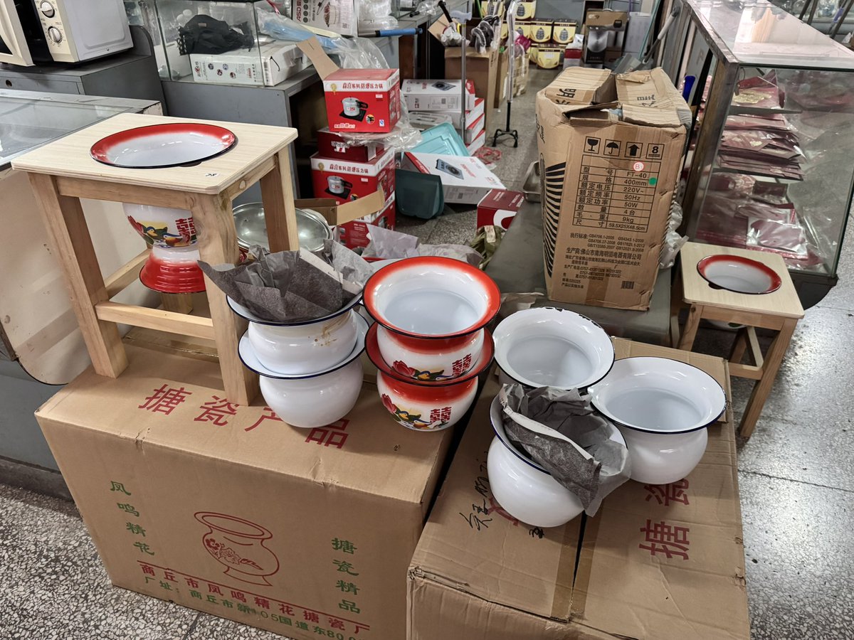 PingLiPou's tweet photo. 80年代がそのまま取り残されたかのような商店があった
国営企業が生産する日用品などもたくさん販売しており、新���の痰盂なんて他所ではなかなか遭遇できない https://t.co/HRrwtkEP2D