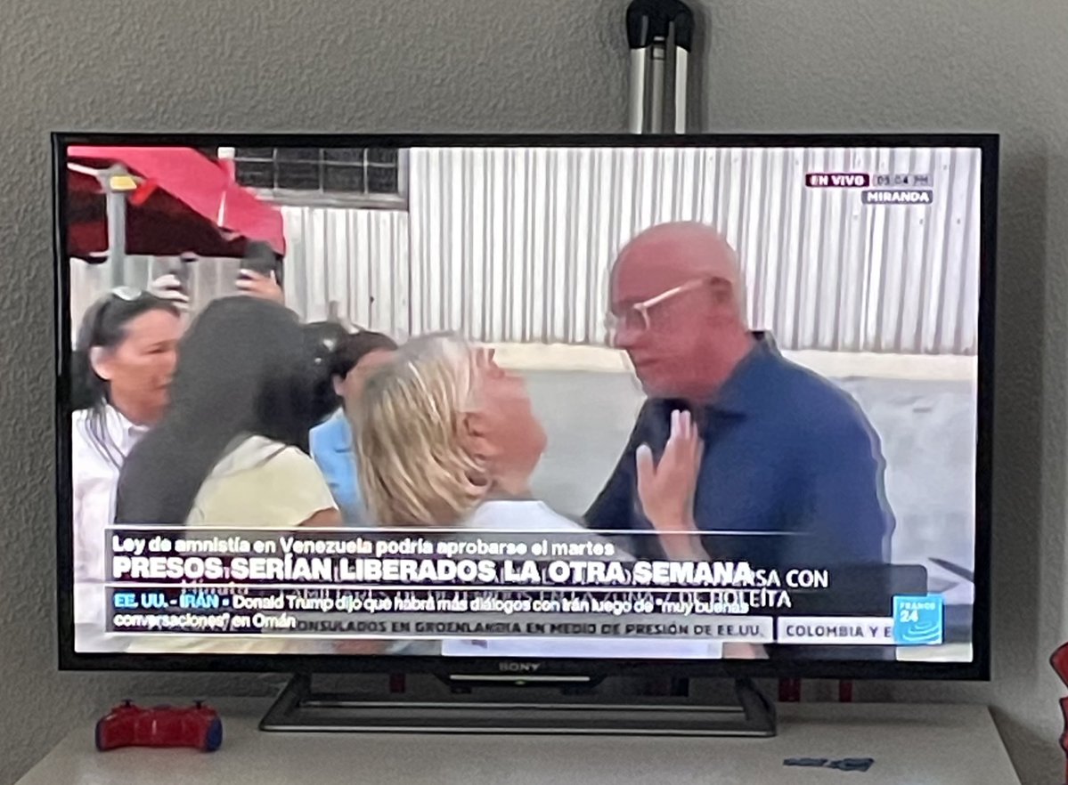 Esto es exactamente lo que buscaba Jorge Rodríguez: blanquear su responsabilidad. Hoy se pasea por medios de comunicación internacionales, fingiendo “acompañar” a los familiares de los presos políticos, mientras el régimen que él encarna mantiene tras las rejas a esas mismas