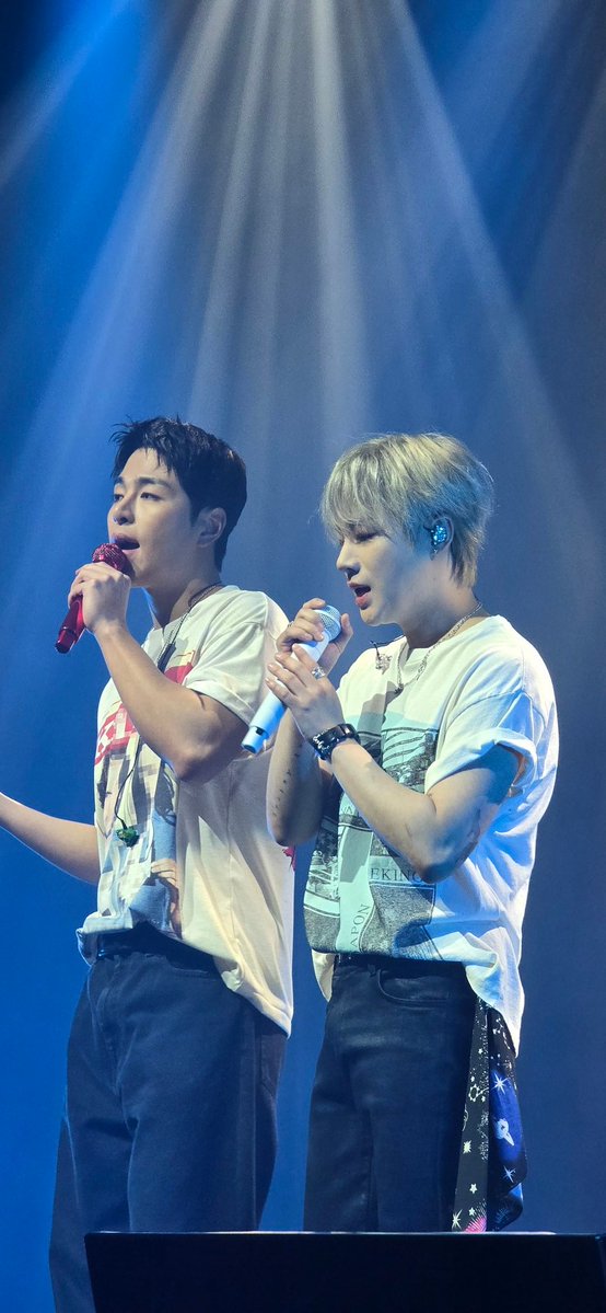 bobby, yunhyeong, chanwoo and donghyuk are sitting together to watch kim jinhwan’s concert with junhoe as a special guest. MY HEART IS FULL 6/6 iKON!!! 😭❤️