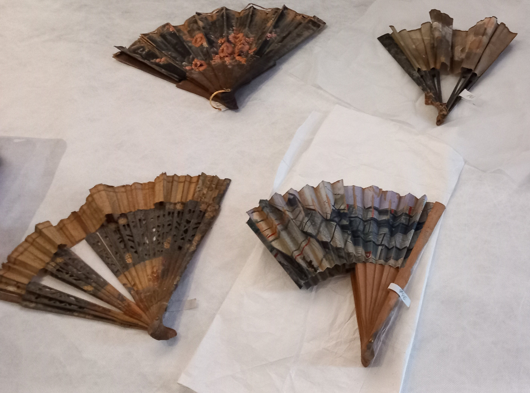 A_CR_E's tweet photo. La restauradora Ana Serrano presenta su intervención de rescate y restauración de la colección de abanicos del Museo del Palmito d'Aldaia dañados por la DANA. En colaboración con L'ETNO de València. Jornada del Proyecto Memorias y Patrimonios Personales de ACRE.
DABA https://t.co/0C5tJCRnb7