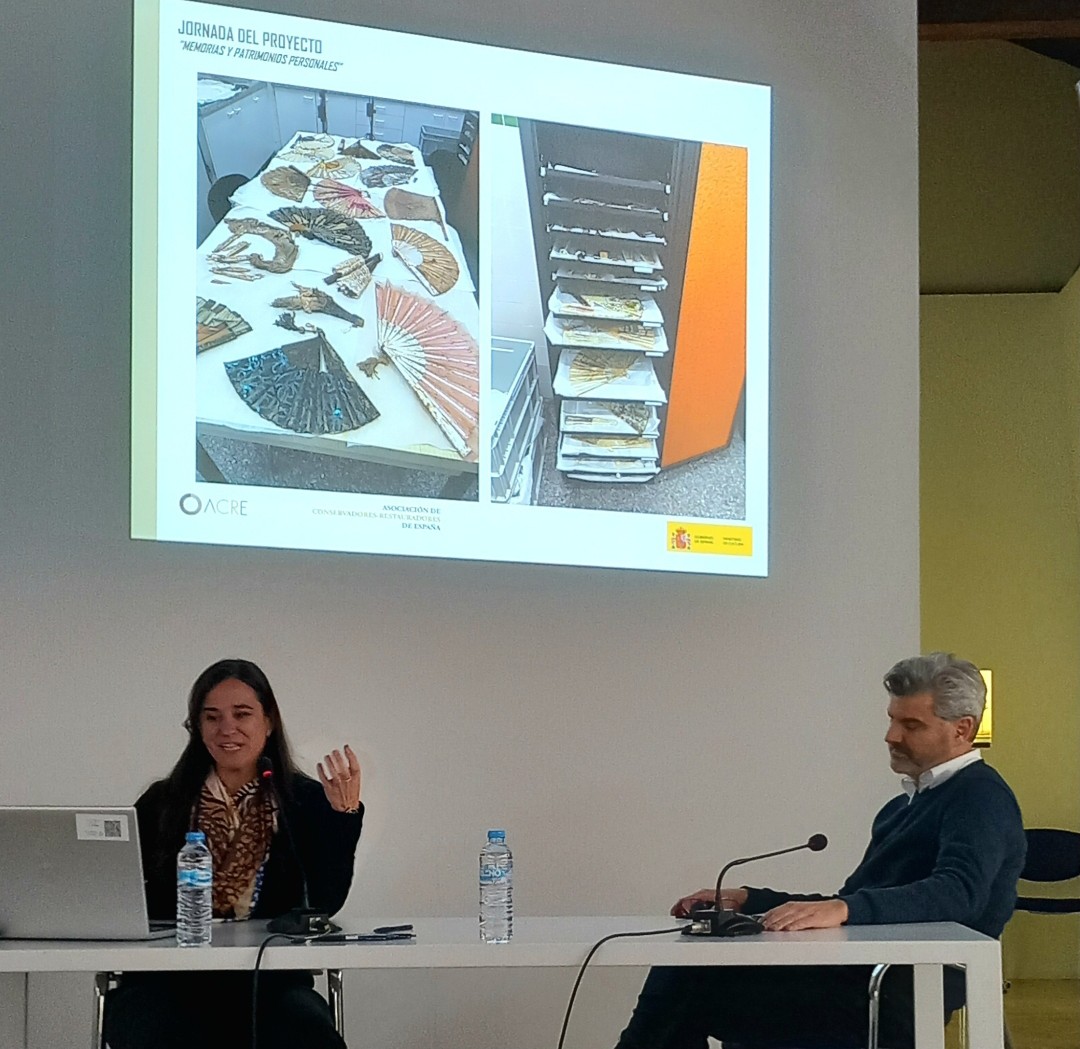 A_CR_E's tweet photo. La restauradora Ana Serrano presenta su intervención de rescate y restauración de la colección de abanicos del Museo del Palmito d'Aldaia dañados por la DANA. En colaboración con L'ETNO de València. Jornada del Proyecto Memorias y Patrimonios Personales de ACRE.
DABA https://t.co/0C5tJCRnb7
